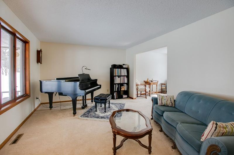 784 Sunset Dr, Eagan, MN 55123