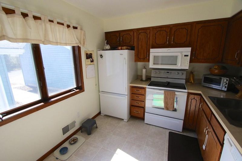 315 Mcmenemy Cir, Vadnais Heights, MN 55127