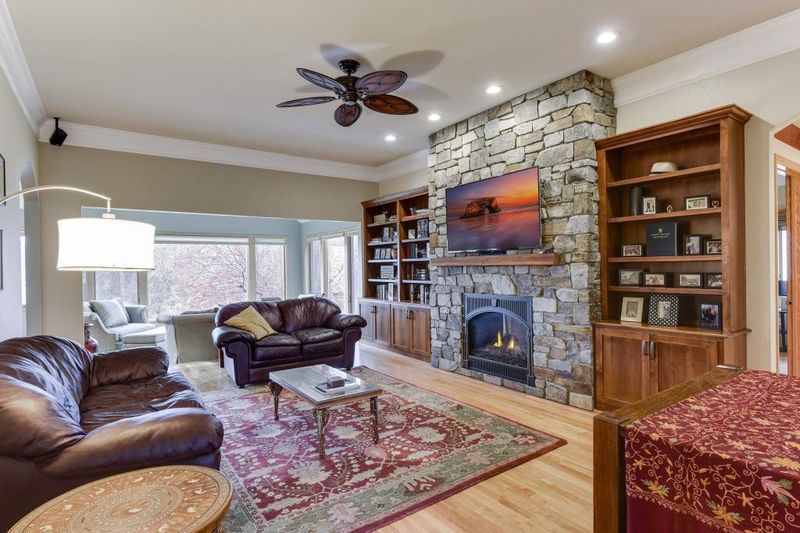 641 E 2nd St, Waconia, MN 55387