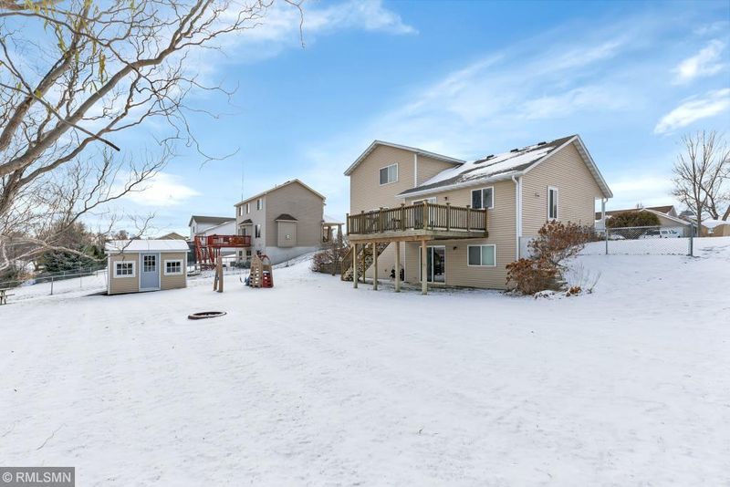 8061 Trappers Ridge Dr, Clear Lake, MN 55319