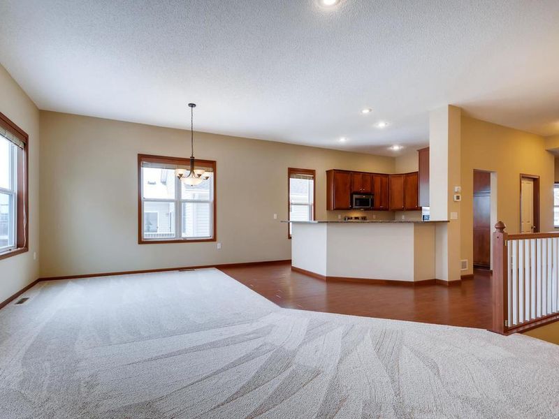 681 Lake Ridge Dr, Woodbury, MN 55129