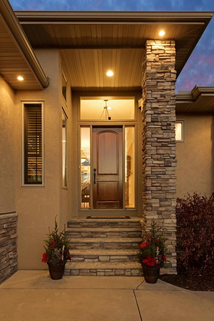 8667 Stonefield Ln, Chanhassen, MN 55317