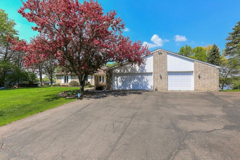 11 E Gilfillan Rd, North Oaks, MN 55127