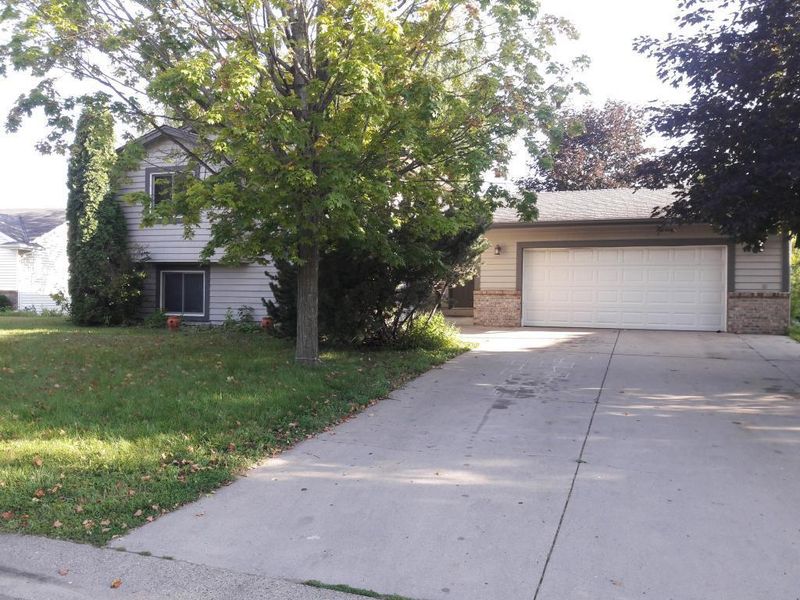 463 Ridge Ln, Chaska, MN 55318