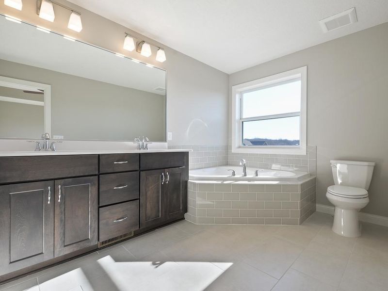 1435 Mills Dr, Chanhassen, MN 55317