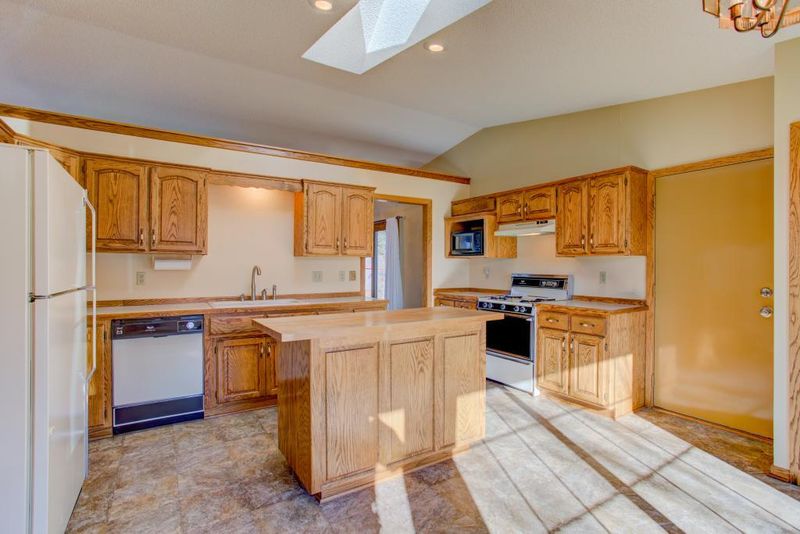 10018 Ives Way, Maple Grove, MN 55369