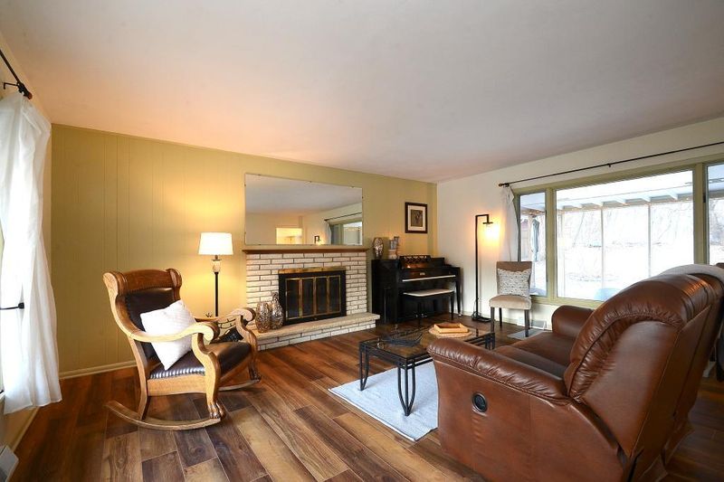 122 Surrey Trl N, Apple Valley, MN 55124