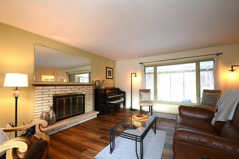 122 Surrey Trl N, Apple Valley, MN 55124