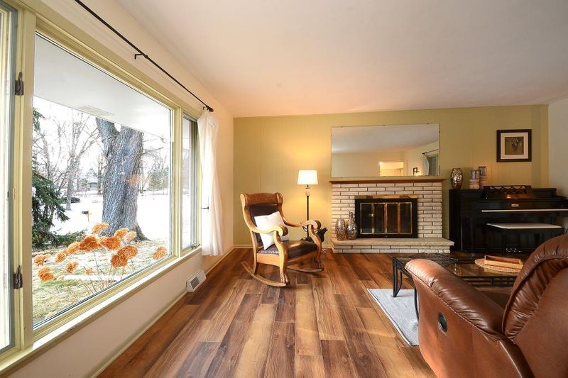 122 Surrey Trl N, Apple Valley, MN 55124