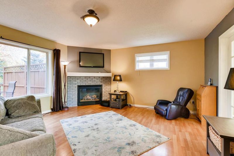 2427 Matterhorn Dr E, Maplewood, MN 55119
