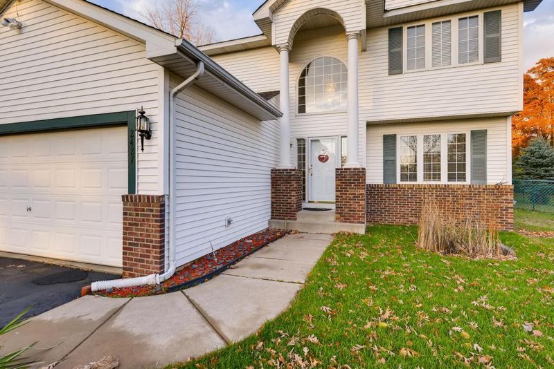 2427 Matterhorn Dr E, Maplewood, MN 55119