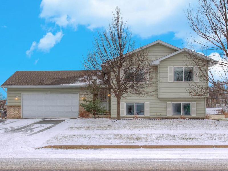 2326 Birn Hill Dr, Faribault, MN 55021