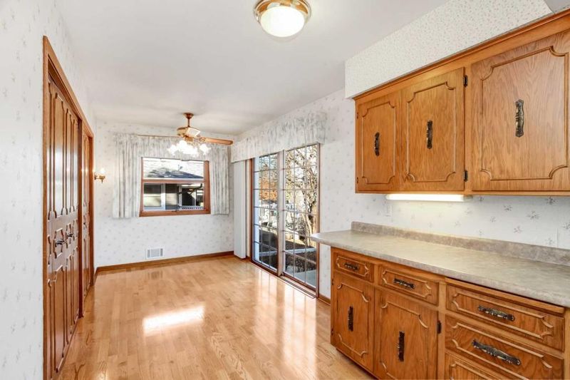 2866 Farrington St, Roseville, MN 55113