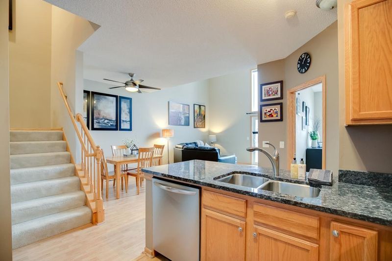 689 Kingfisher Ln #B, Woodbury, MN 55125