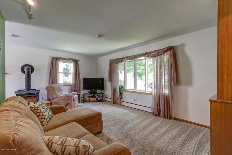 528 Hillcrest Dr, Spring Valley, MN 55975