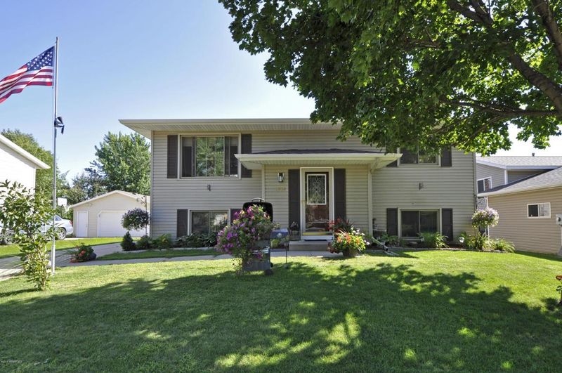 3712 Strathmore Ln SE, Rochester, MN 55904