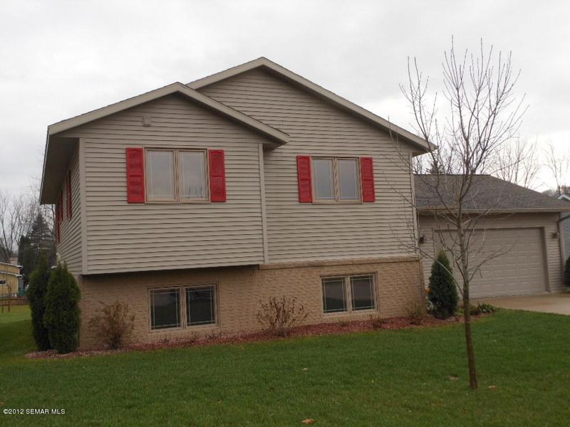 8600 Rollin Sunset Dr, Winona, MN 55987
