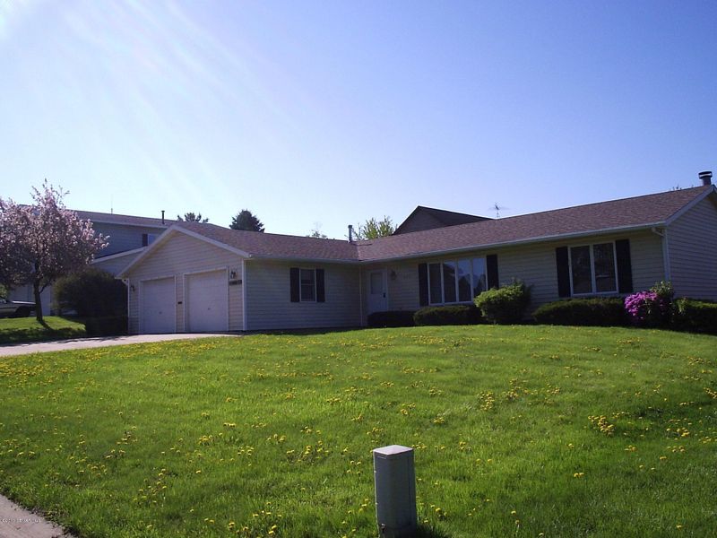421 12th St E, Zumbrota, MN 55992