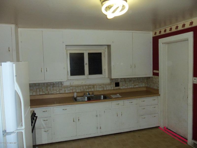 562 E 4th St, Winona, MN 55987