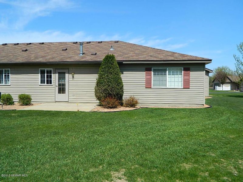 1710 Carriage Home Dr #B, Austin, MN 55912