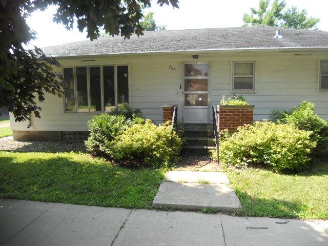 205 2nd St E, Delavan, MN 56023