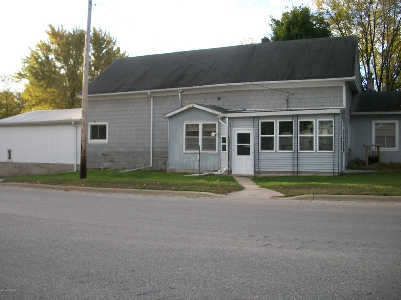 54017 270th St, Lansing, MN 55950