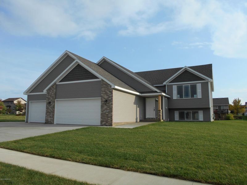 806 Beach Blvd SE, Stewartville, MN 55976
