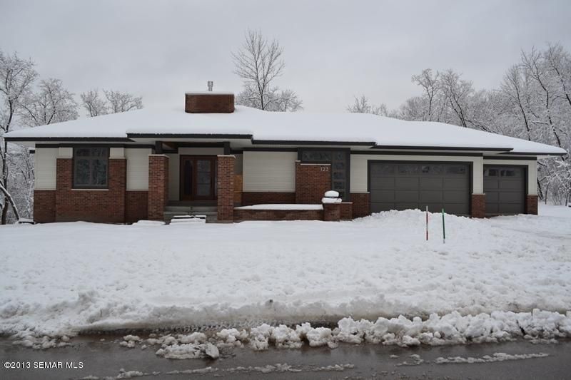 123 Cobblestone Ln, Winona, MN 55987
