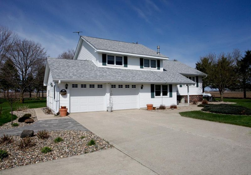 28263 540th Ave NW, Lansing, MN 55950