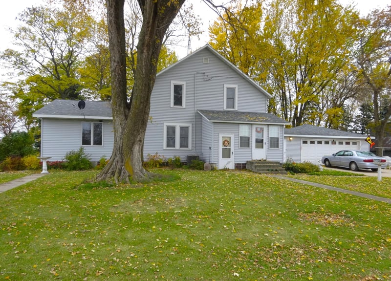 60927 100th St, Walters, MN 56097