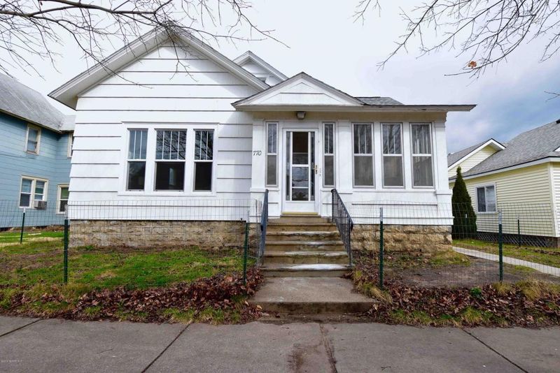 770 W 9th St, Winona, MN 55987