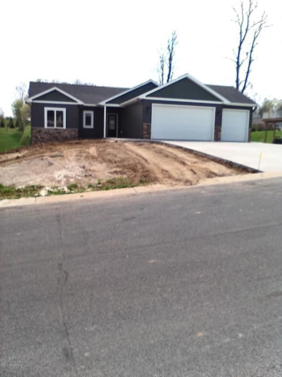 879 10th St SW, Pine Island, MN 55963