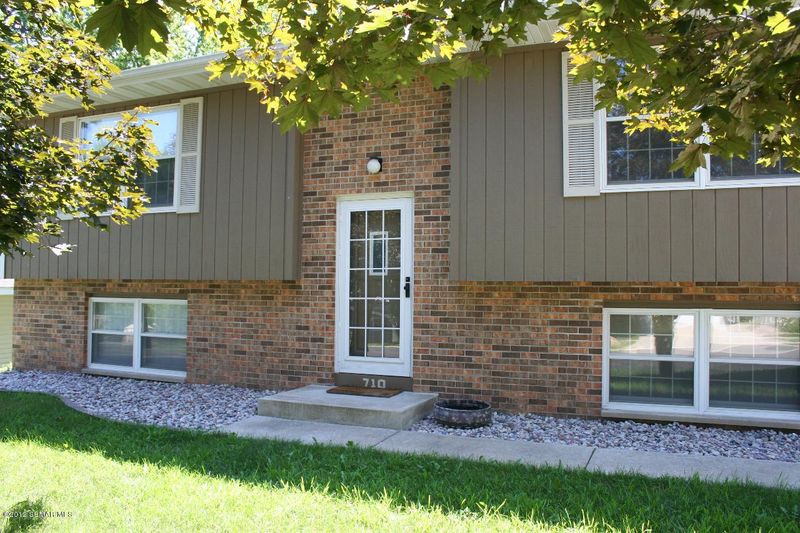 710 36th St SW, Rochester, MN 55902
