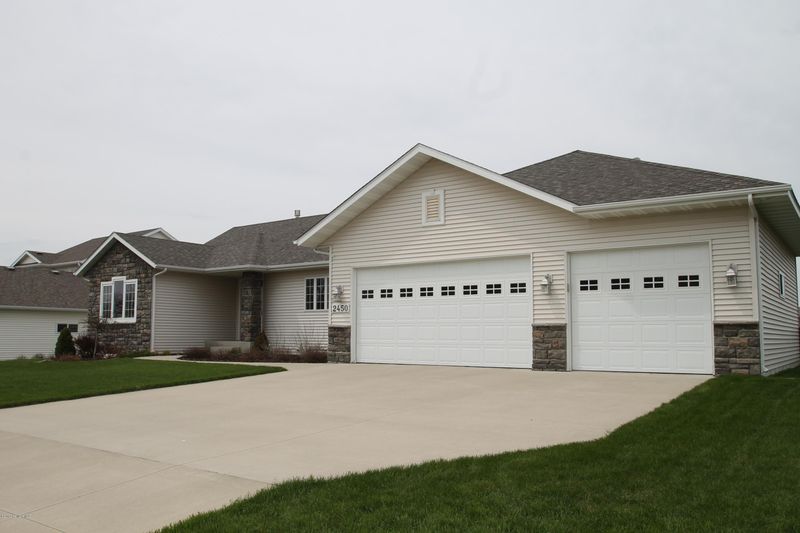 2450 NE Mossy Creek Dr, Owatonna, MN 55060