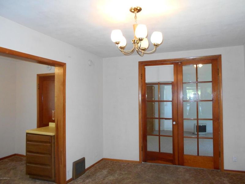 823 W 10th St, Winona, MN 55987