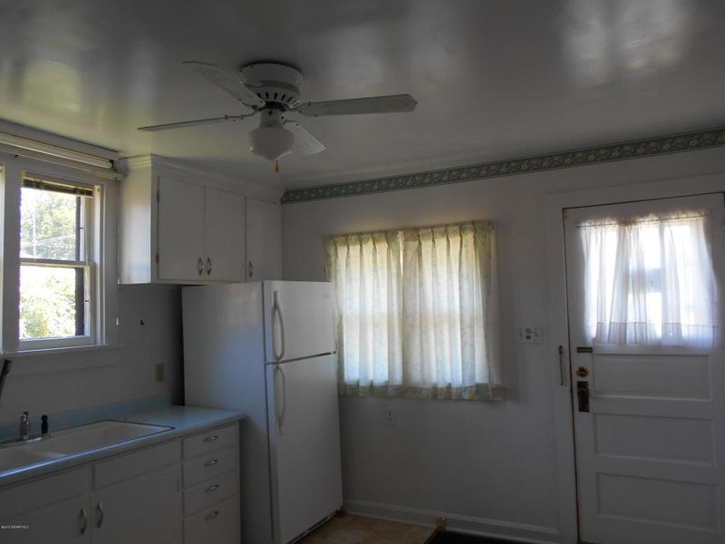 823 W 10th St, Winona, MN 55987