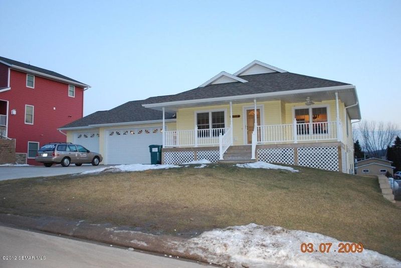 8620 Rollin Sunset Dr, Winona, MN 55987