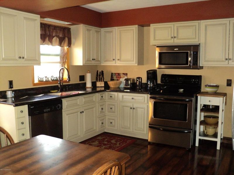 664 Sunset Dr, Saint Charles, MN 55972
