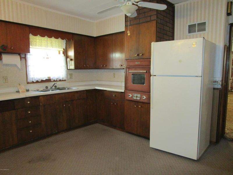 218 E 11th St, Winona, MN 55987