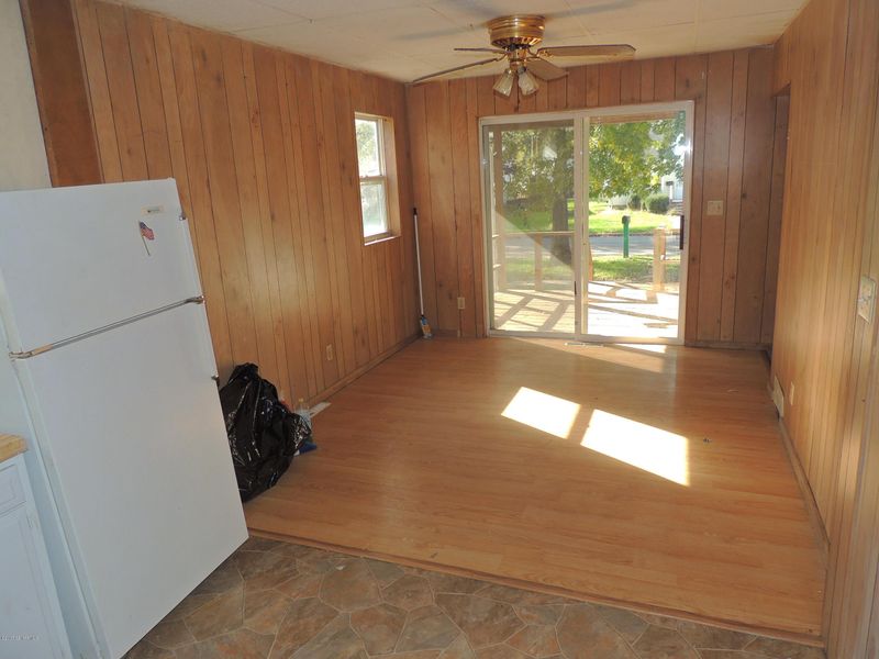 122 N Henry St, Elmore, MN 56027