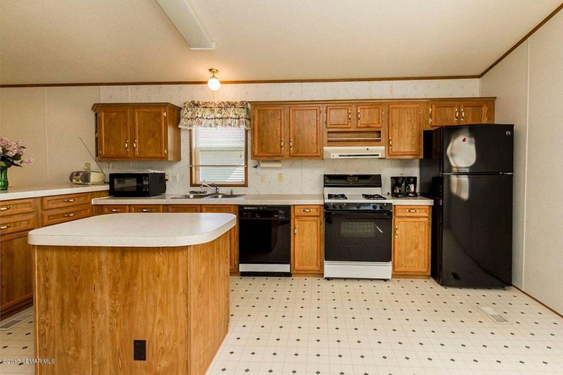 942 Peters St, Lake City, MN 55041