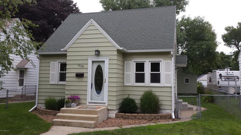 1208 11th Ave SW, Austin, MN 55912