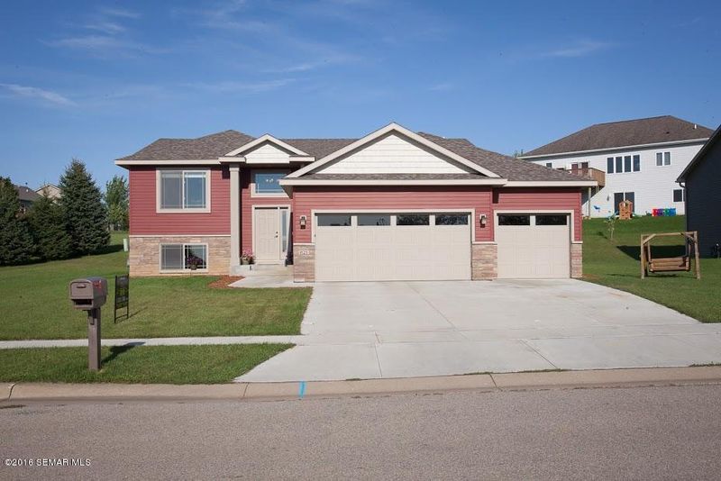 821 20th Ave SE, Pine Island, MN 55963