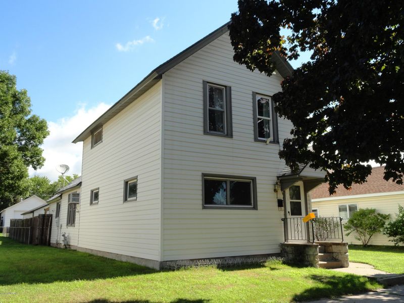 564 E 10th St, Winona, MN 55987