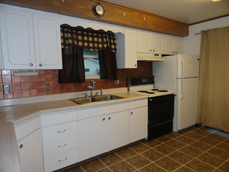 564 E 10th St, Winona, MN 55987
