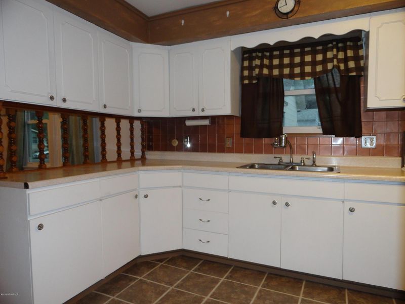564 E 10th St, Winona, MN 55987