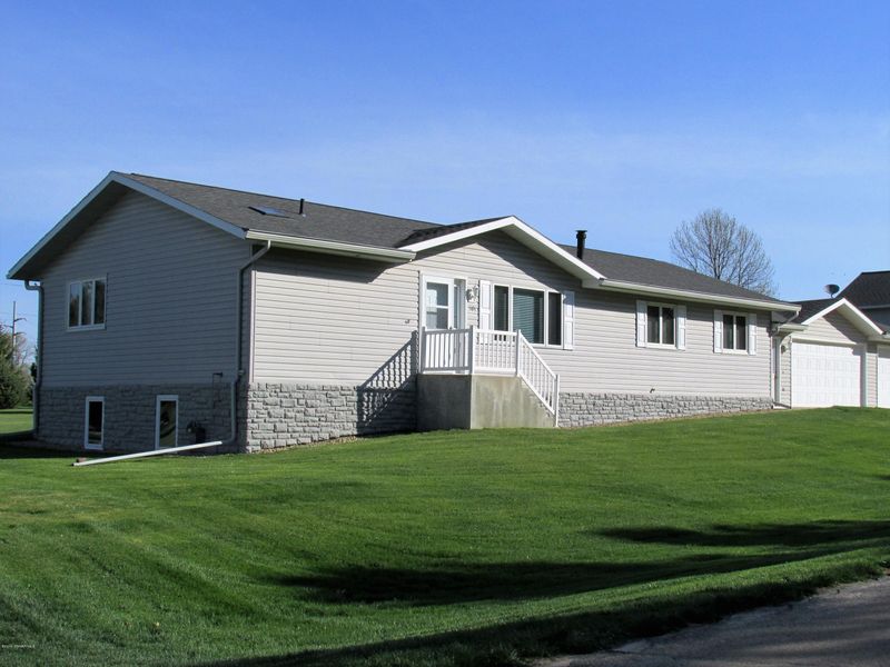 303 27th Dr NW, Austin, MN 55912