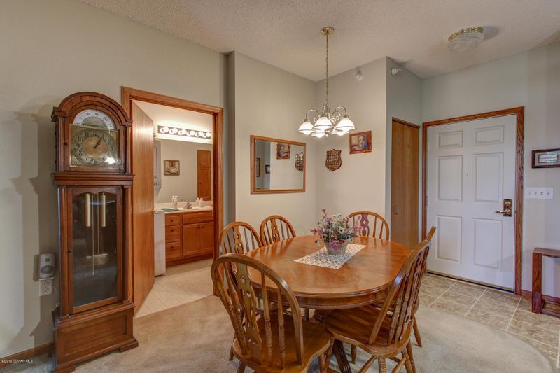 1880 3rd Ave NW #210, Rochester, MN 55901