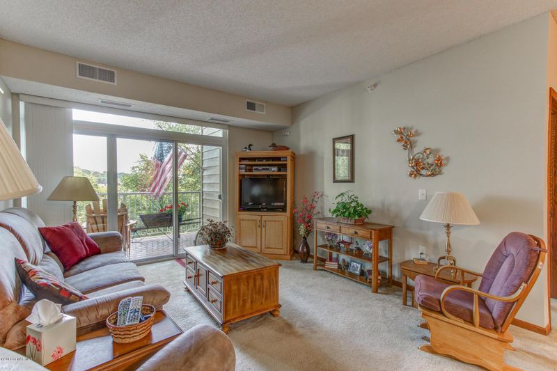 1880 3rd Ave NW #210, Rochester, MN 55901