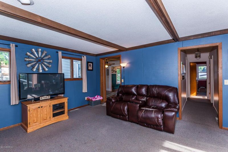 667 Bluff Ave, Saint Charles, MN 55972